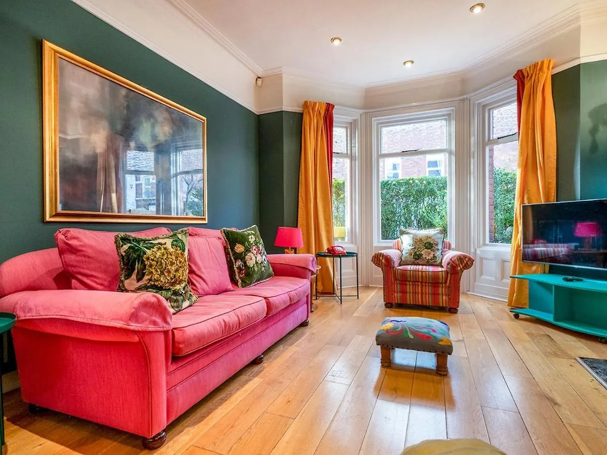 Holiday home Pass The Keys Colourful, Quirky Artist-Owned 3 Bed Next To Cafes Villa Belfast United Kingdom
