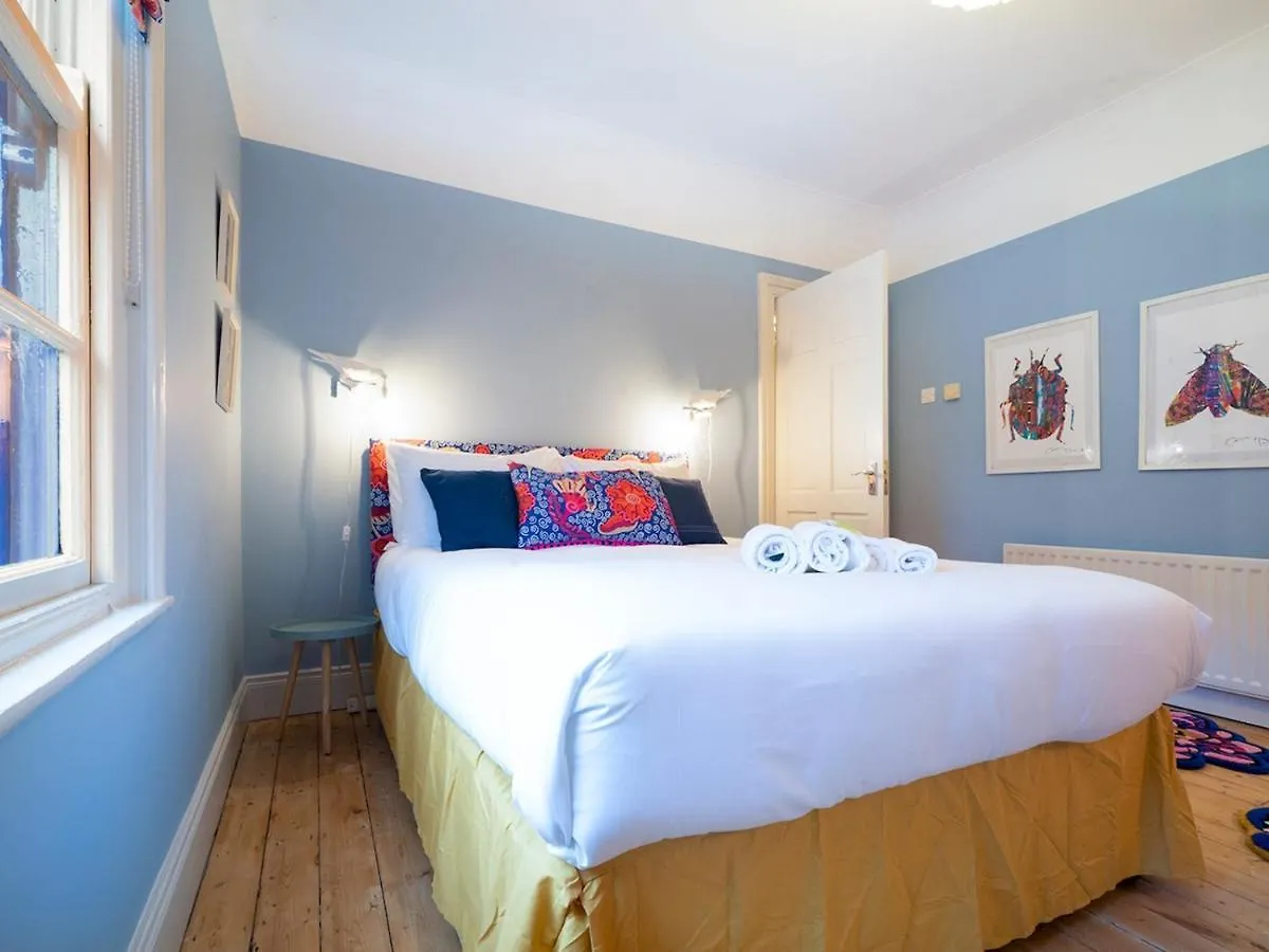 Pass The Keys Colourful, Quirky Artist-Owned 3 Bed Next To Cafes Villa Belfast Holiday home