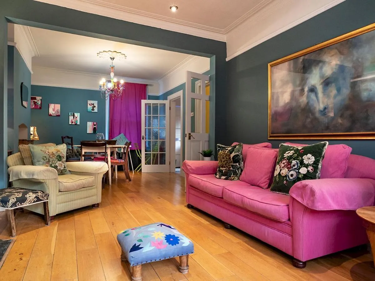 Holiday home Pass The Keys Colourful, Quirky Artist-Owned 3 Bed Next To Cafes Villa Belfast