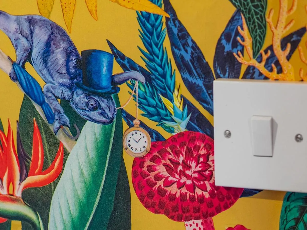 Pass The Keys Colourful, Quirky Artist-Owned 3 Bed Next To Cafes Villa Belfast Holiday home