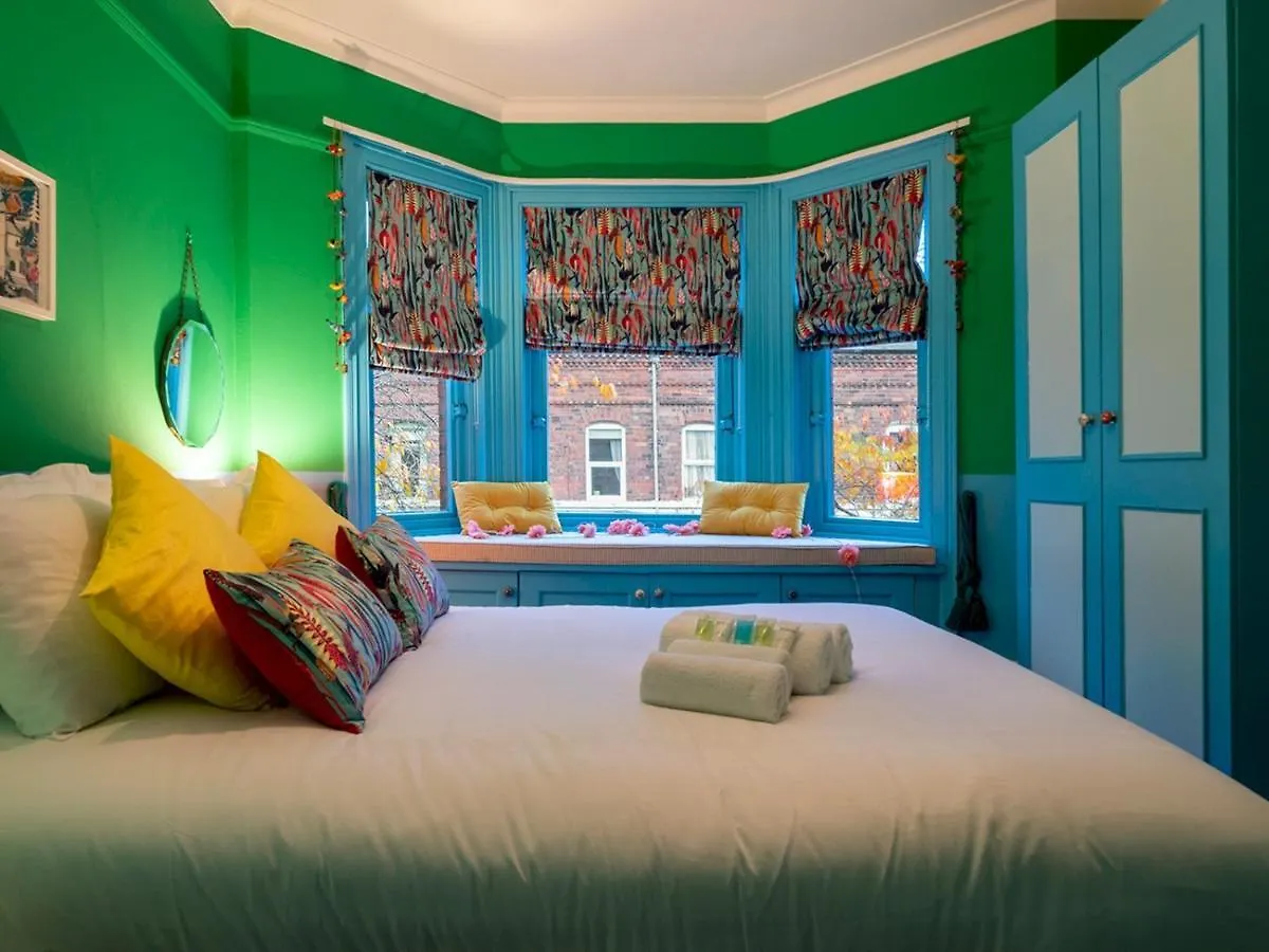 Pass The Keys Colourful, Quirky Artist-Owned 3 Bed Next To Cafes Villa Belfast