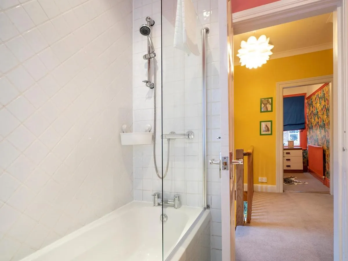 Holiday home Pass The Keys Colourful, Quirky Artist-Owned 3 Bed Next To Cafes Villa Belfast