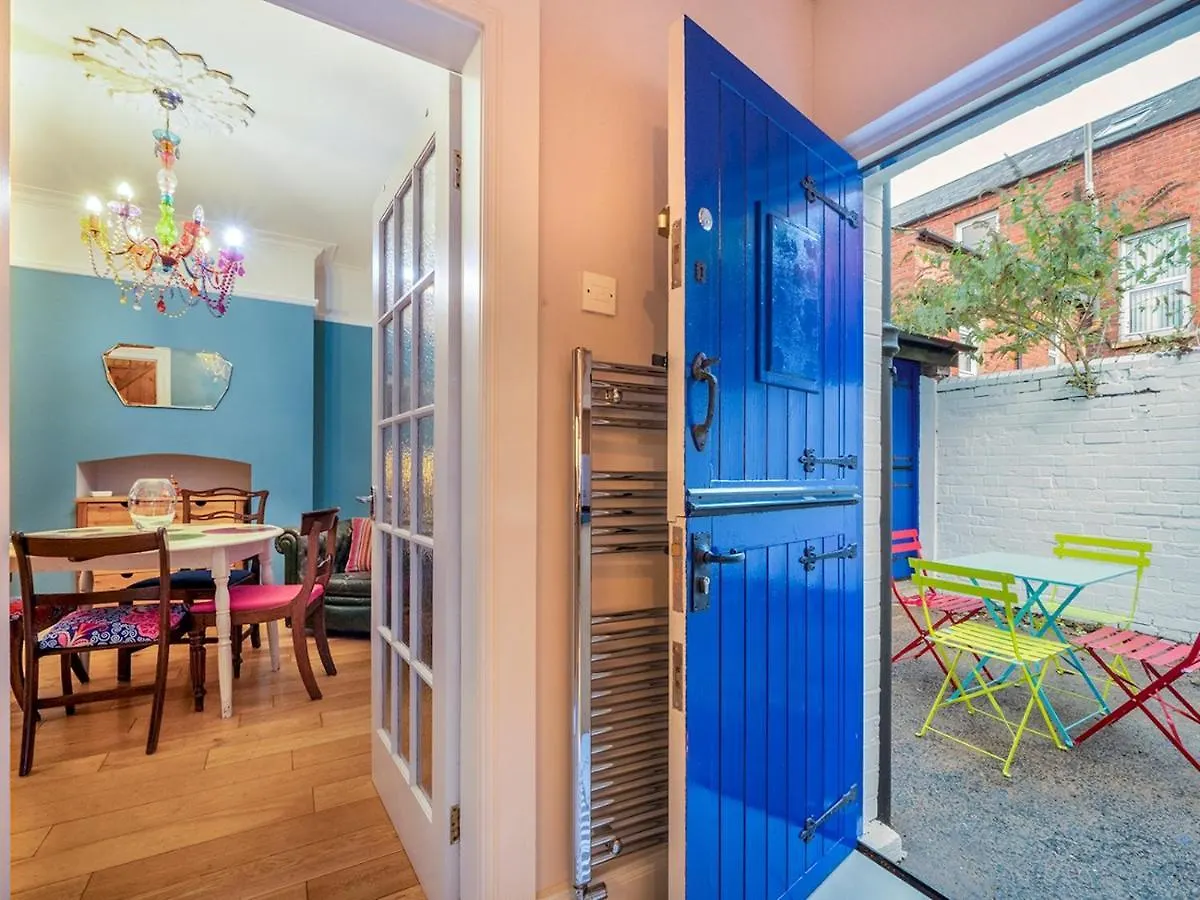 Pass The Keys Colourful, Quirky Artist-Owned 3 Bed Next To Cafes Villa Belfast