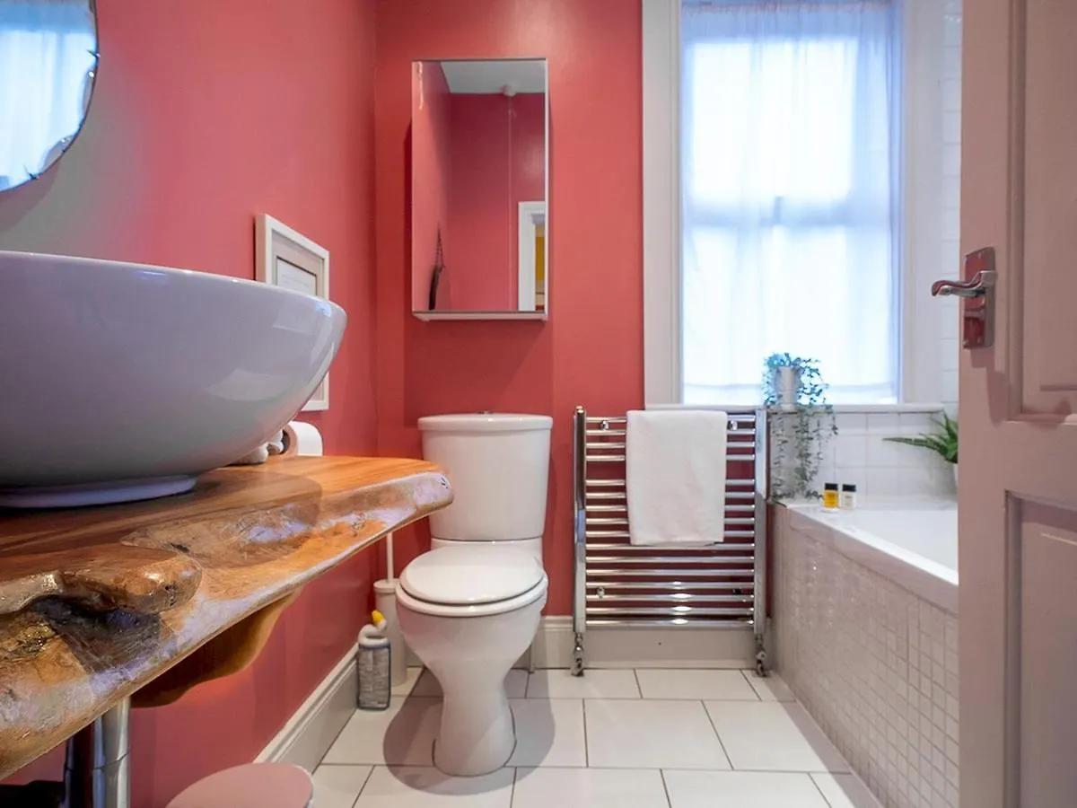Pass The Keys Colourful, Quirky Artist-Owned 3 Bed Next To Cafes Villa Belfast 0*,  United Kingdom