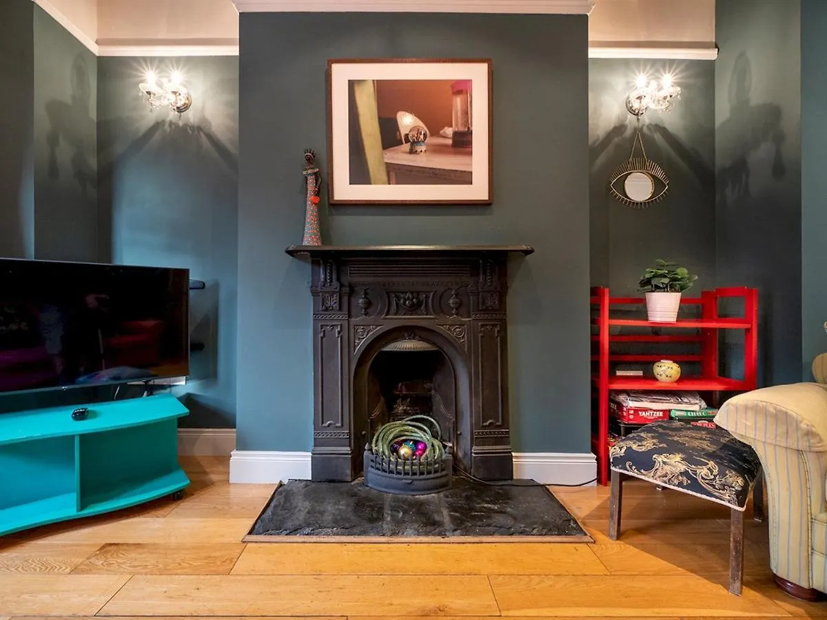 Pass The Keys Colourful, Quirky Artist-Owned 3 Bed Next To Cafes Villa Belfast